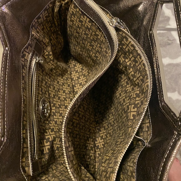 Tory Burch NO FLAWS metallic crossbody/tote/satchel bag. Detachable strap. - Picture 5 of 11